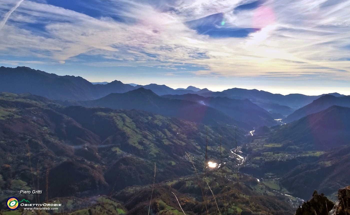 41 Dall'alto, al termine del Canalino dei sassi,bella vista sulla valle.JPG -                                